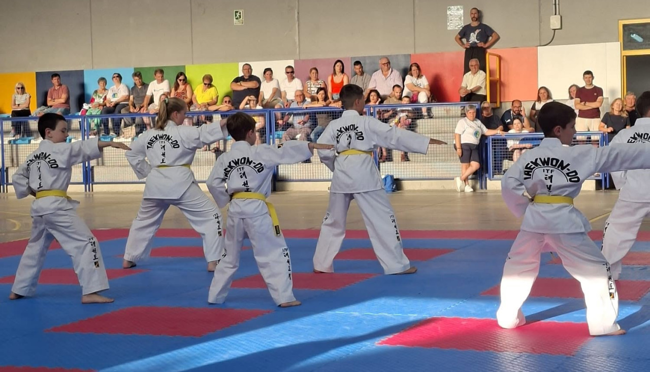 Exhibición del Club Cee Deportes de Contancto en el pabellón de Brens
