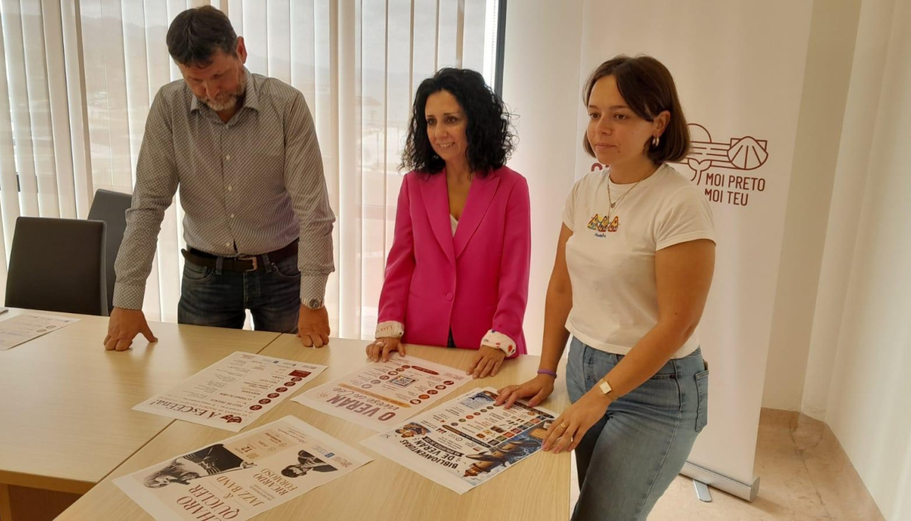 Víctor Castiñeira, Margot Lamela y Sara Rodo en la presentación del Verán Cultural