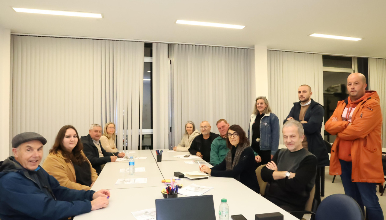 Una pasada reunión del tejido asociativo para ver los futuros usos del nuevo auditorio