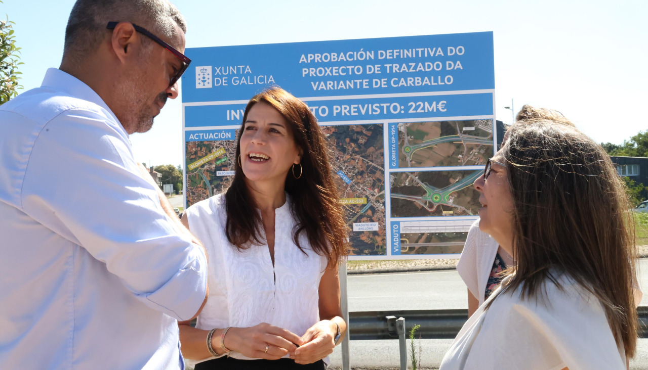El alcalde de Carballo Daniel Pérez y la conselleira de Vivenda, en la presentación del proyecto de la variante de Carballo