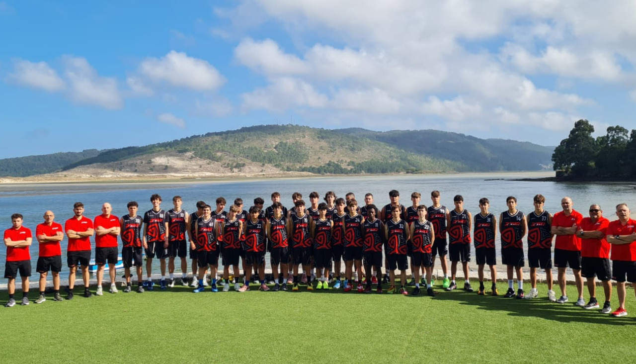 Los participantes en el primer turno del campus de baloncesto que acoge Cabana