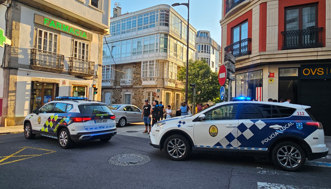 Hasta la calle Ponte se desplazaron dos patrullas de la Policía Local