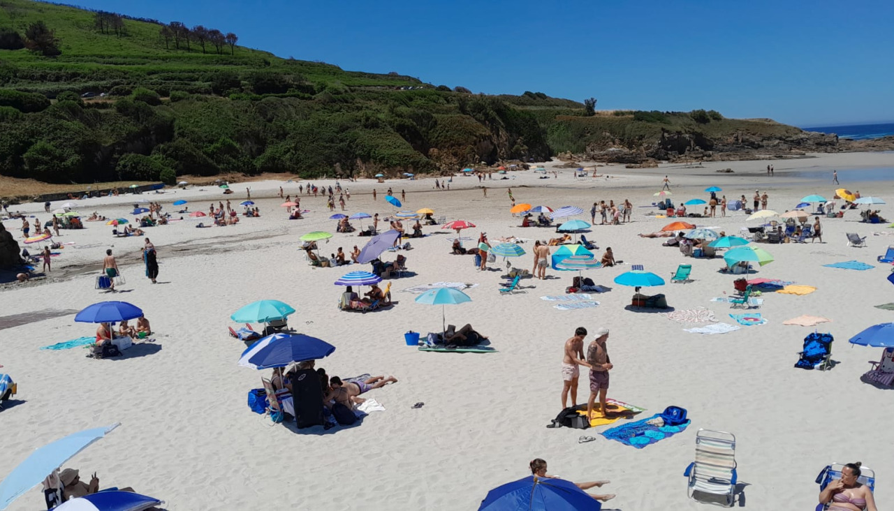 Playa de Caión, en A Laracha, a tope de bañistas