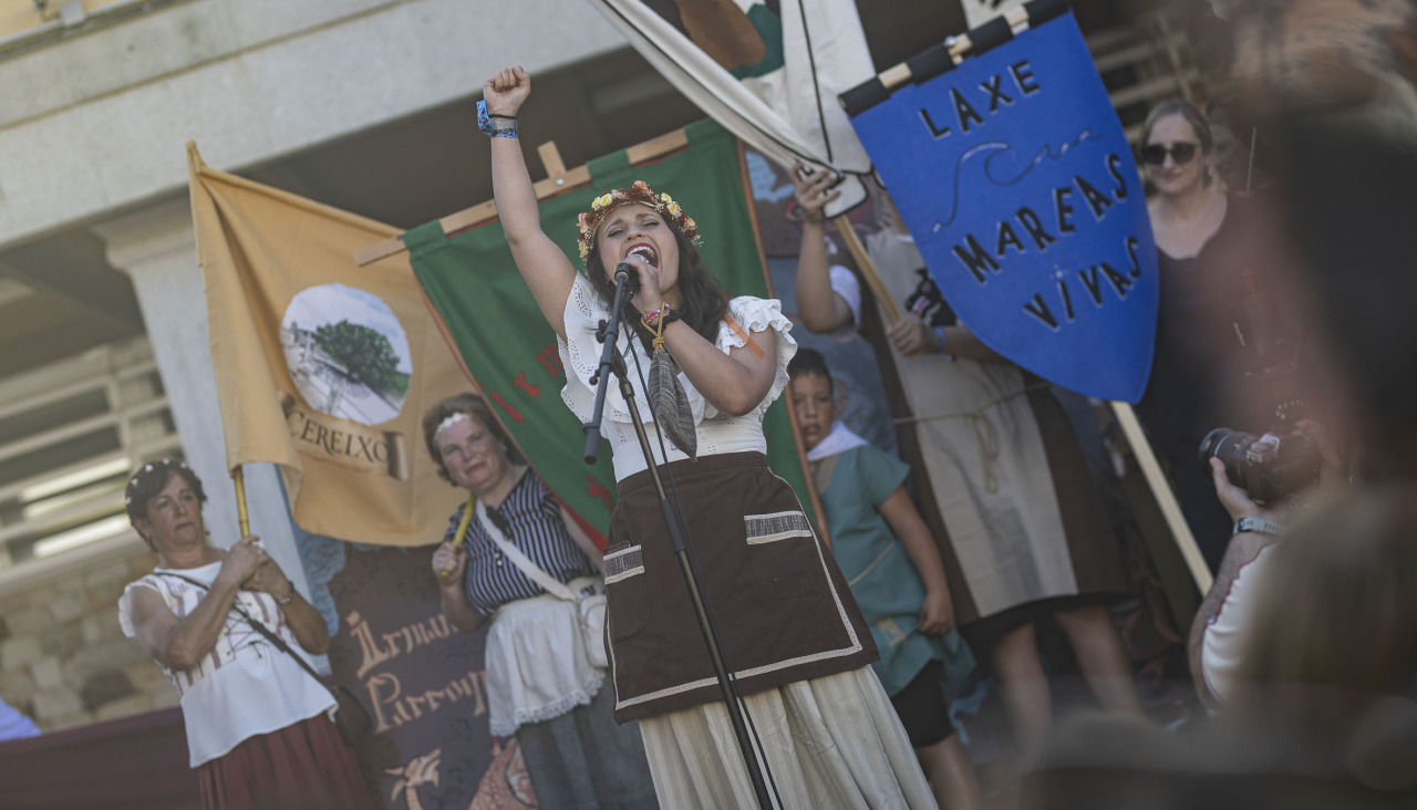El desfile de las Irmandades Parroquiais y el pregón inician la intensa tarde de actividades del Asalto ao Castelo de Vimianzo