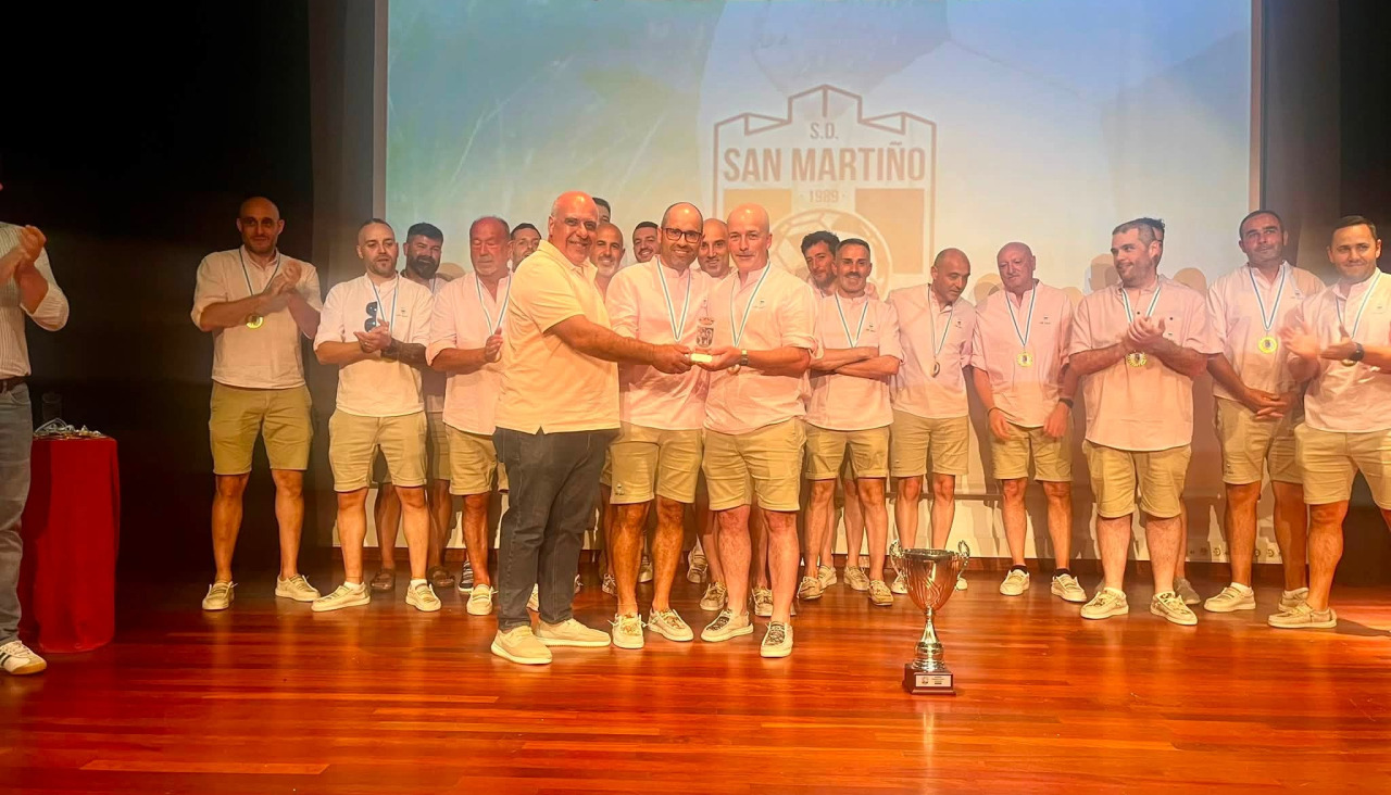 Homenaje al S.D. San Martiño de veteranos por su ascenso a Primera Galicia