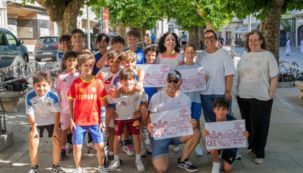 La alcaldesa Margot Lamela y parte del gobierno municipal con algunos de los participantes en el Día do Deporte na Rúa