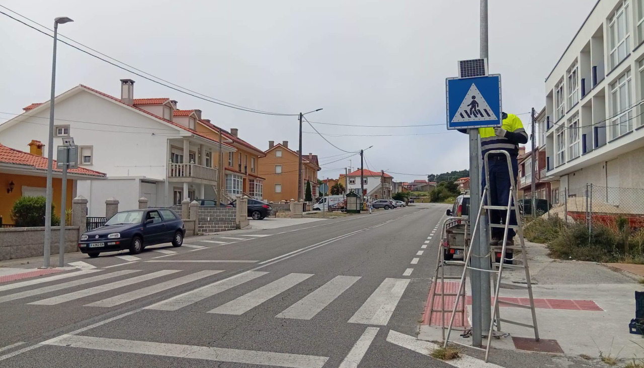 Instalación de pasos de peatones luminosos en Fisterra