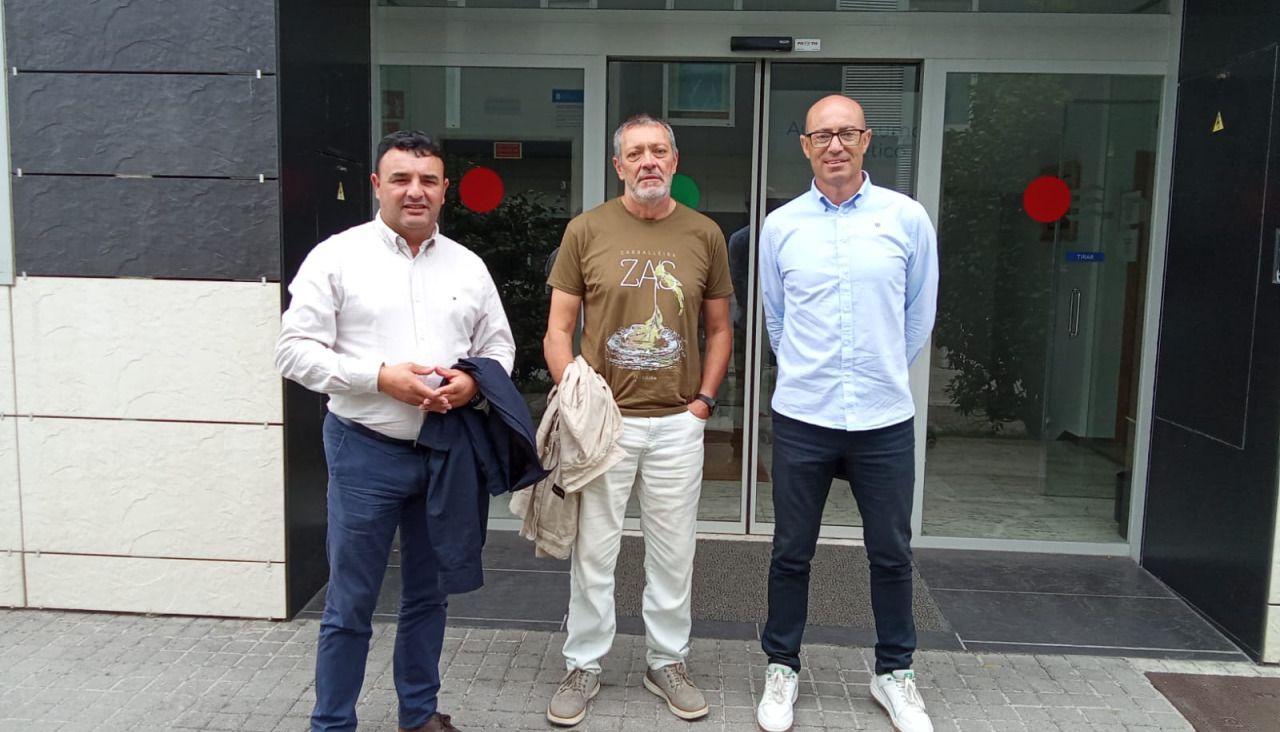 Los alcaldes de Laxe, Cabana y Zas tras reunirse con el director xeral