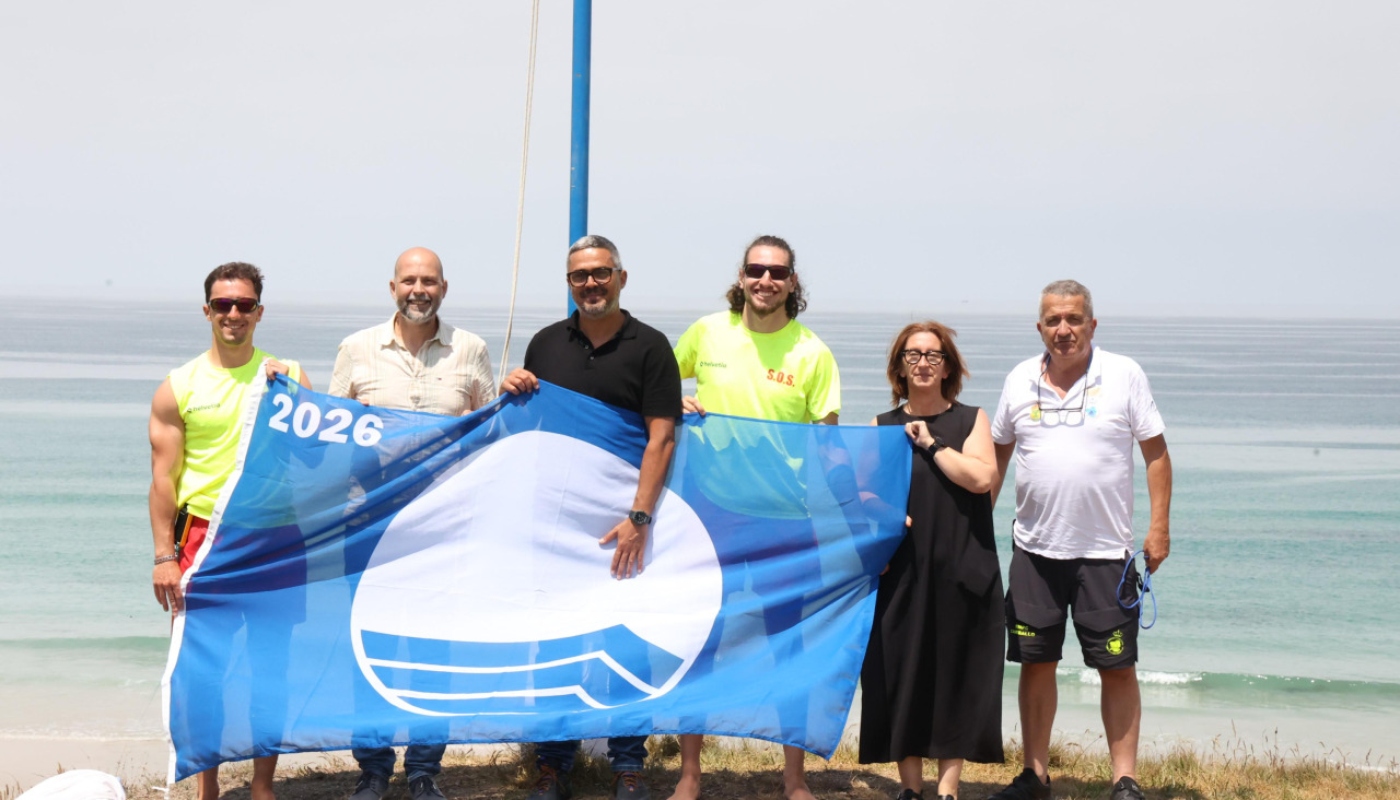 El izado de la bandera azul en Razo
