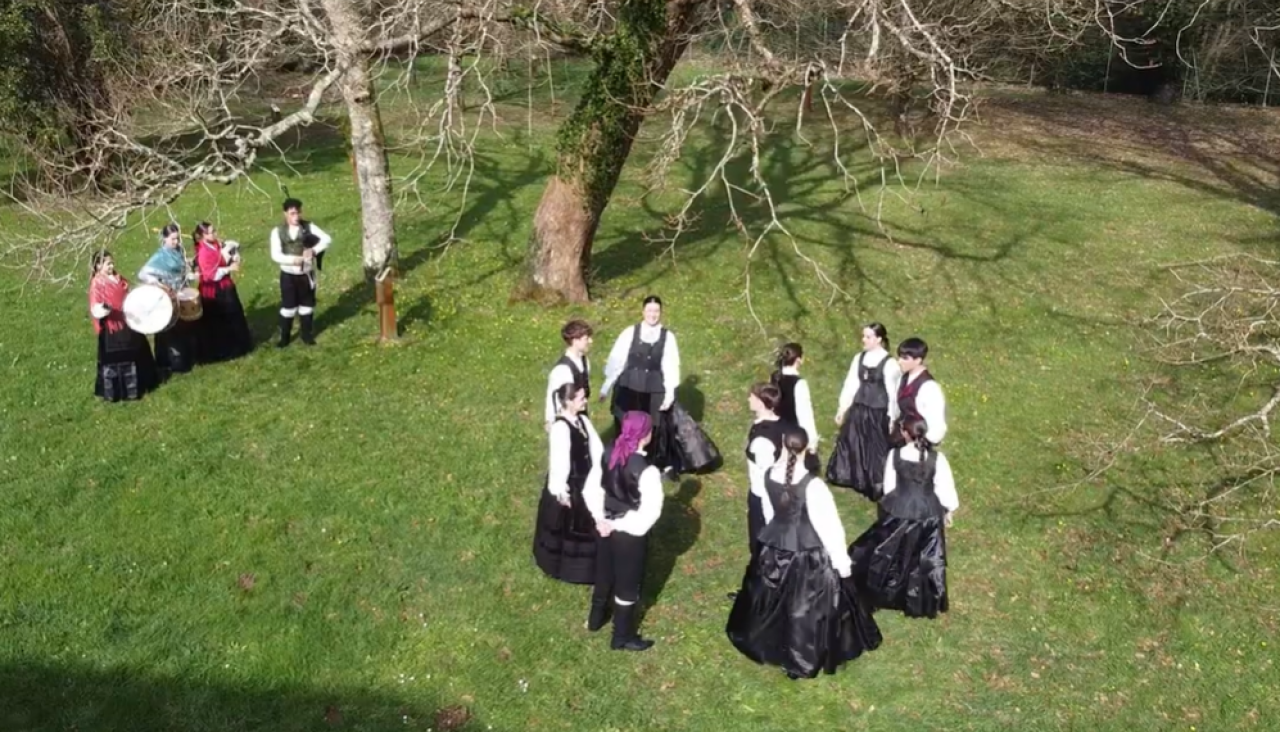 La danza ejecutada por alumnos del IES de Baio