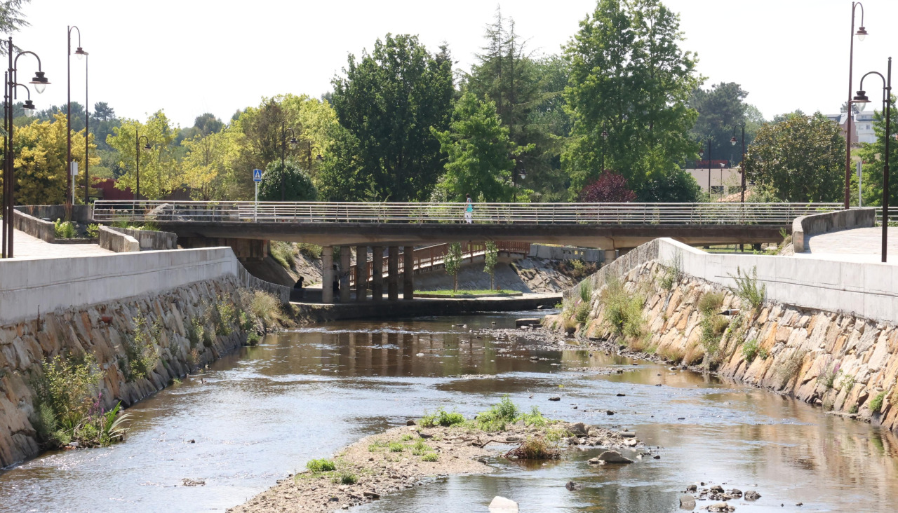 Río Anllóns a su paso por el centro de Carballo (4)