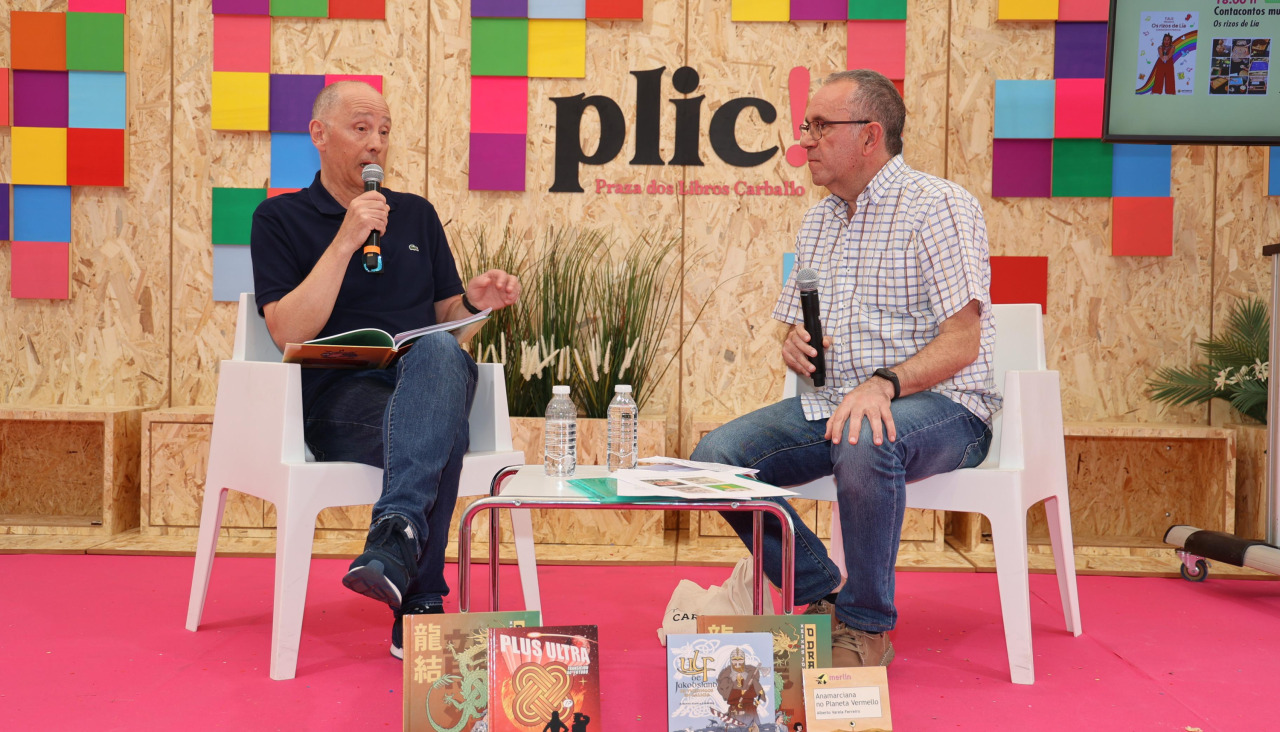 Alberto Varela en la Praza dos Libros de Carballo