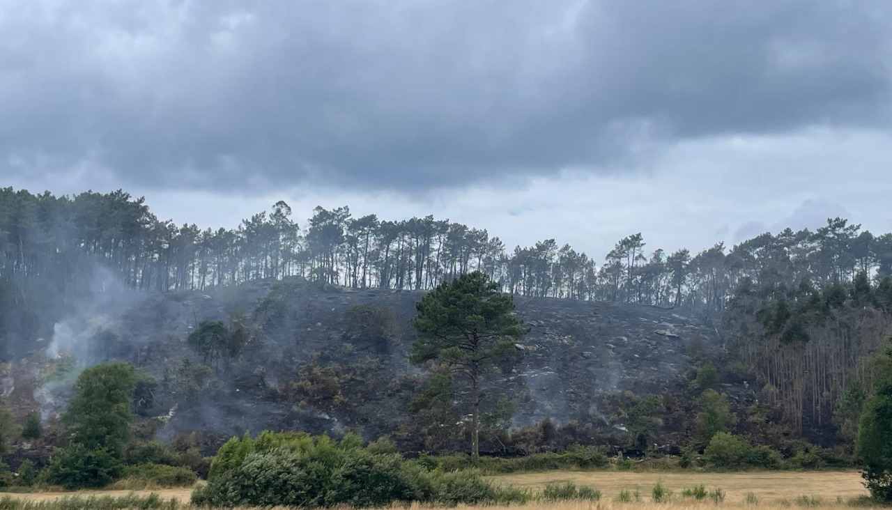 El incendio que hubo este lunes en Badalama, Vimianzo, arrasó más de media hectárea de monte | cedida