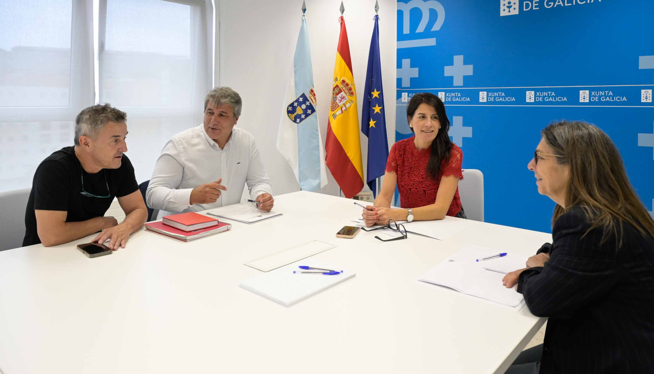 Un momento de la reunión mantenida por la conselleira María Martínez Allegue y el alcalde de Corcubión, Francisco Xabier Domínugez