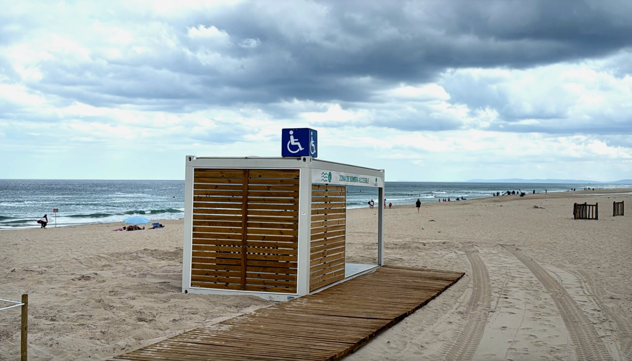 Zona de sombra adaptada instalada en la playa de Razo