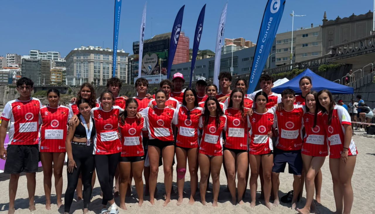 Uno de los equipos del Sysca que participó en la competición celebrada en la playa del Orzán