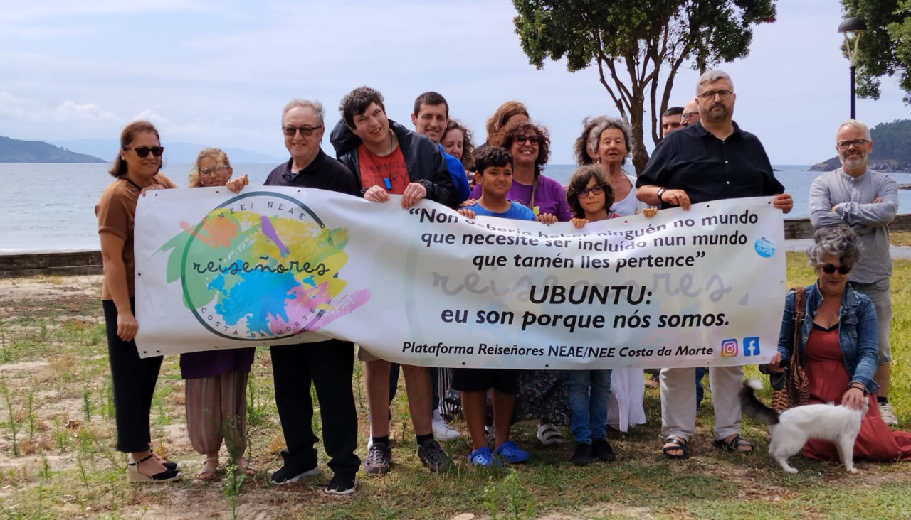 Los participantes en el acto posando con una pancarta reivincativa