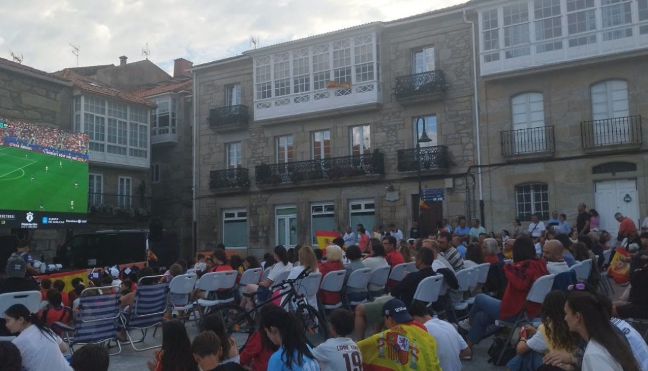 En Laxe los aficionados abarrotaron el martes la Praza Ramón Juega para seguir el España-Francia