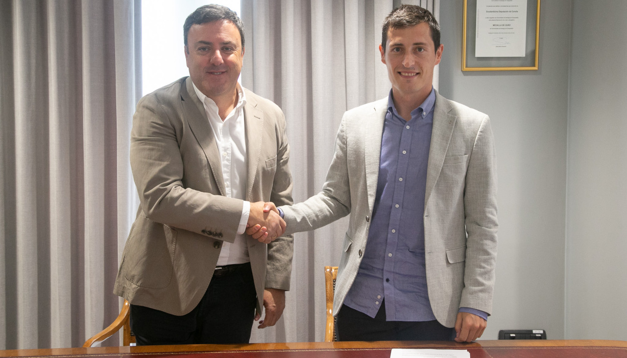 Gonzáleza Formoso y Luis Insua en la firma del convenio entre la Diputación y el Concello de Fisterra