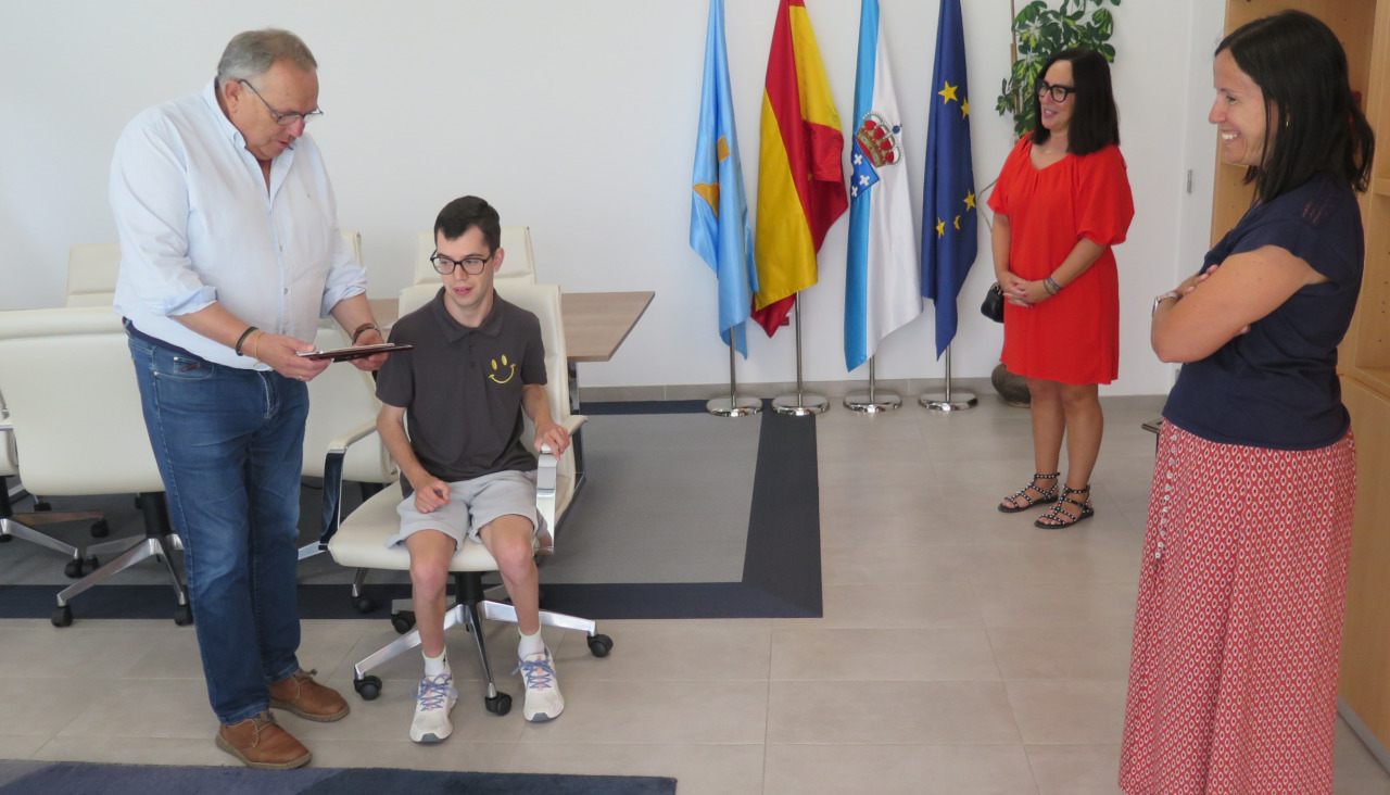 El alcalde, José Manuel López, haciendo entrega al deportista de una placa conmemorativa