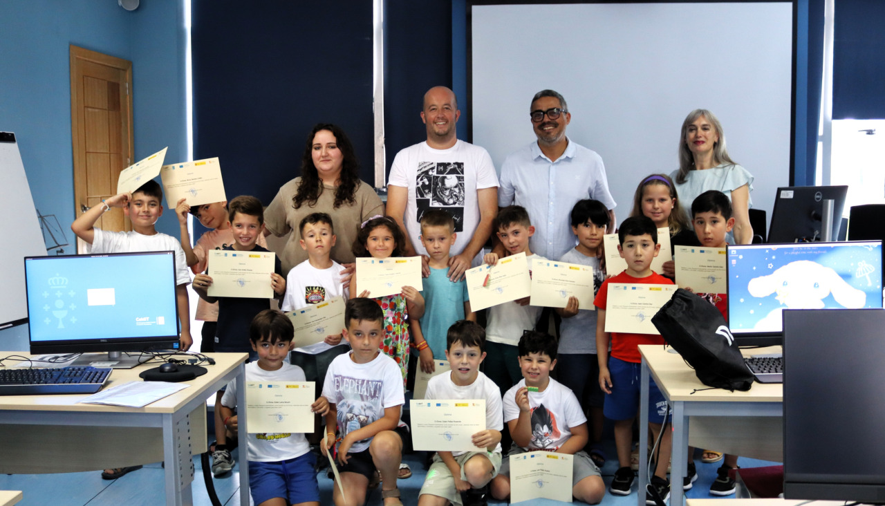 Niños y niñas participantes posando con los representantes municipales tras recibir sus diplomas