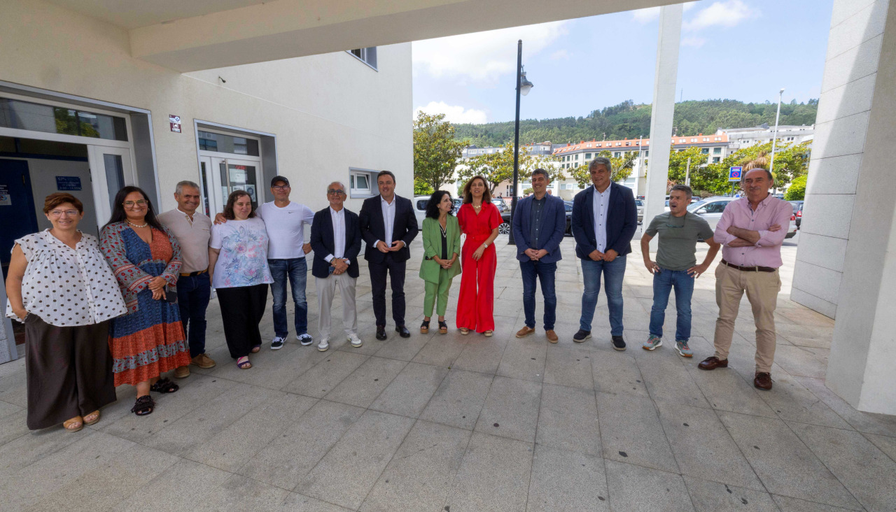 El acto institucional de firma del convenio para construir la nueva EDAR de Brens