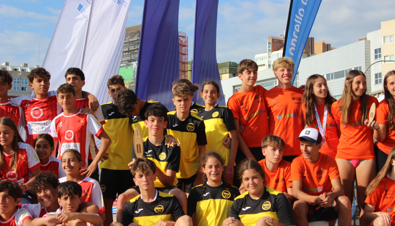 En el centro los deportistas cadetes, masculinos y femeninos, del SAL