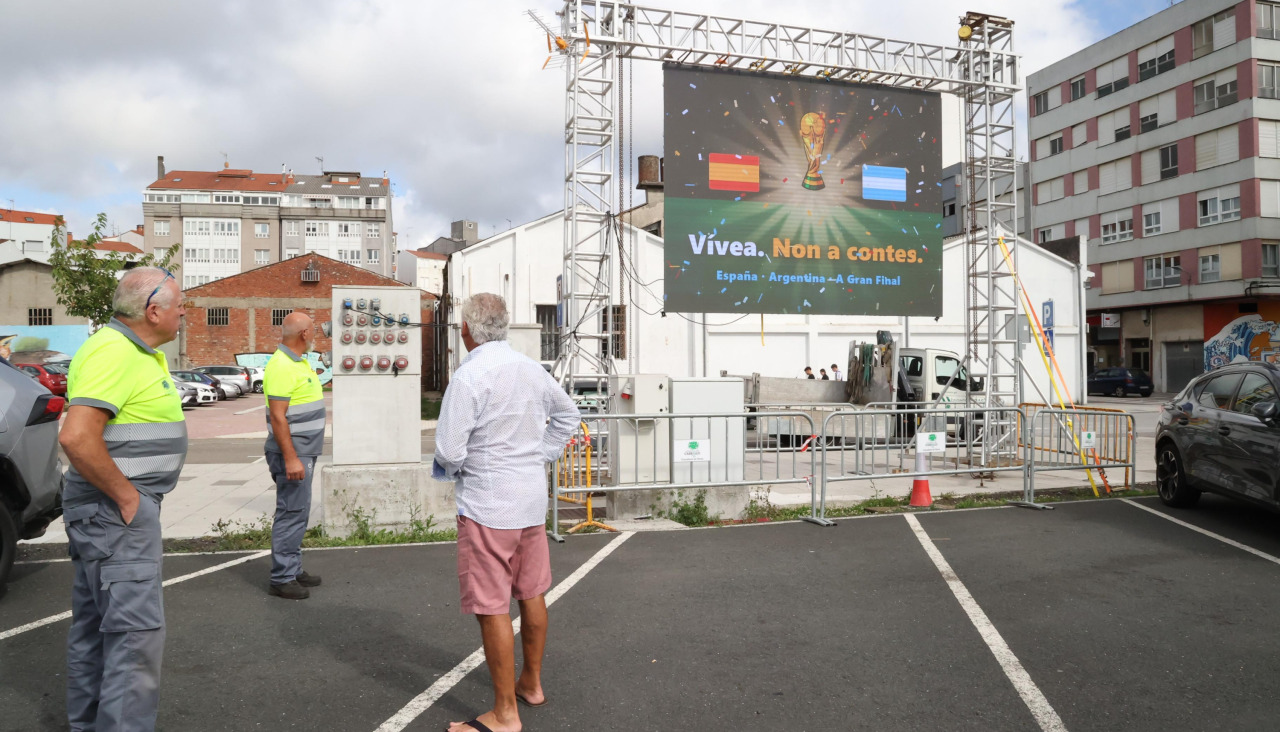 La pantalla gigante está ya instalada en el Rego da Balsa de Carballo