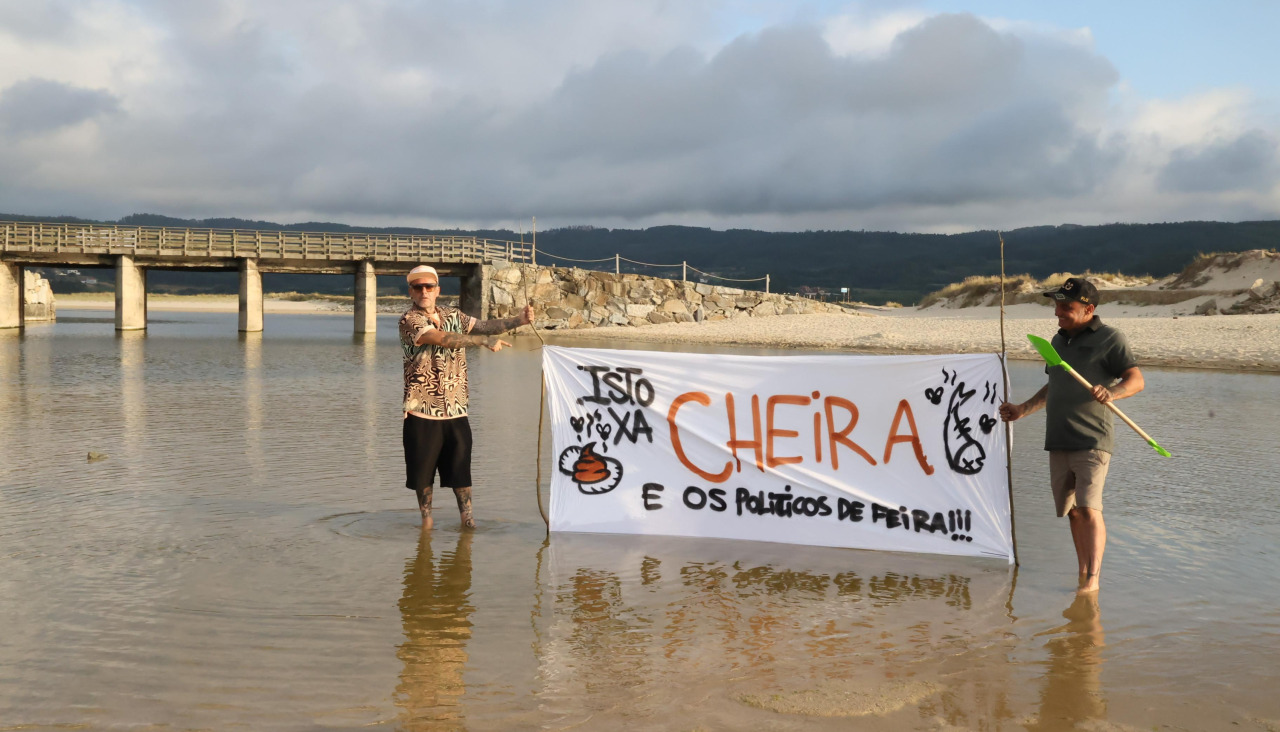 Decenas de personas participan en la protesta para exigir a Medio Ambiente la reapertura del canal que conecta la laguna con el mar