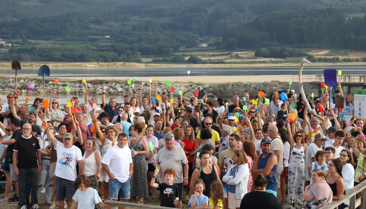 Decenas de personas participan en la protesta para exigir a Medio Ambiente la reapertura del canal que conecta la laguna con el mar