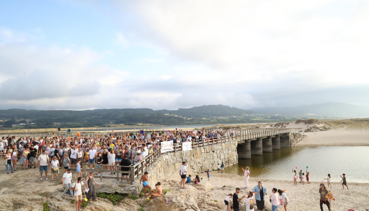 Decenas de personas participan en la protesta para exigir a Medio Ambiente la reapertura del canal que conecta la laguna con el mar