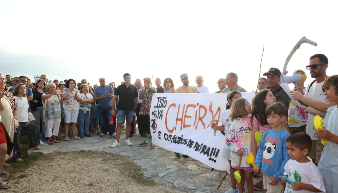 Decenas de personas participan en la protesta para exigir a Medio Ambiente la reapertura del canal que conecta la laguna con el mar
