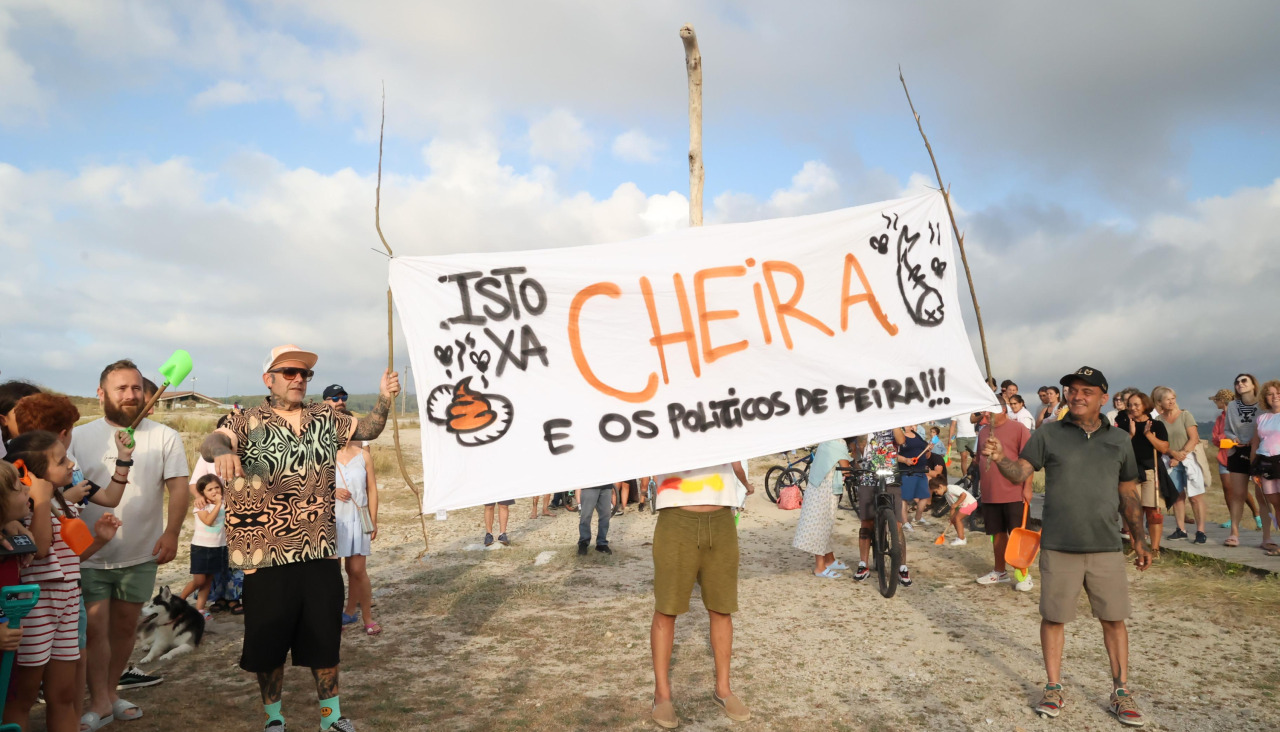 Decenas de personas participan en la protesta para exigir a Medio Ambiente la reapertura del canal que conecta la laguna con el mar
