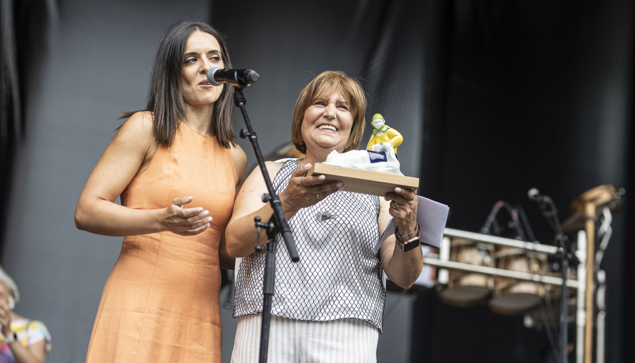 La pregonera, Rosa Rodríguez Vidal, recibió un obsequio al final de su intervención