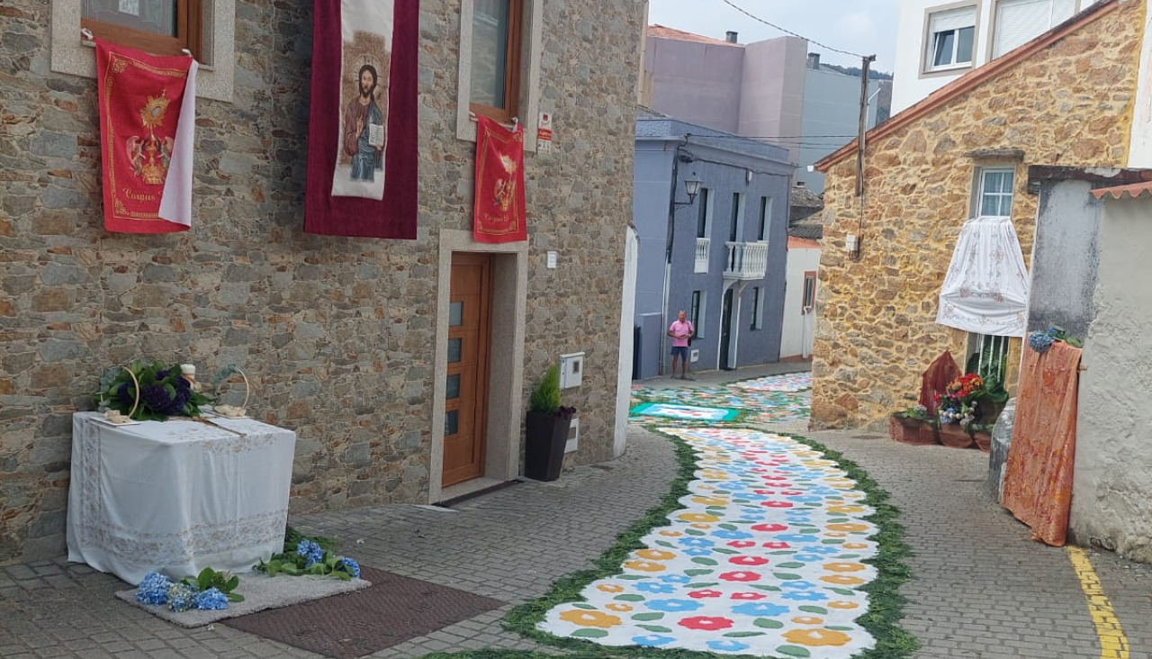 Alfombras florales en Caión