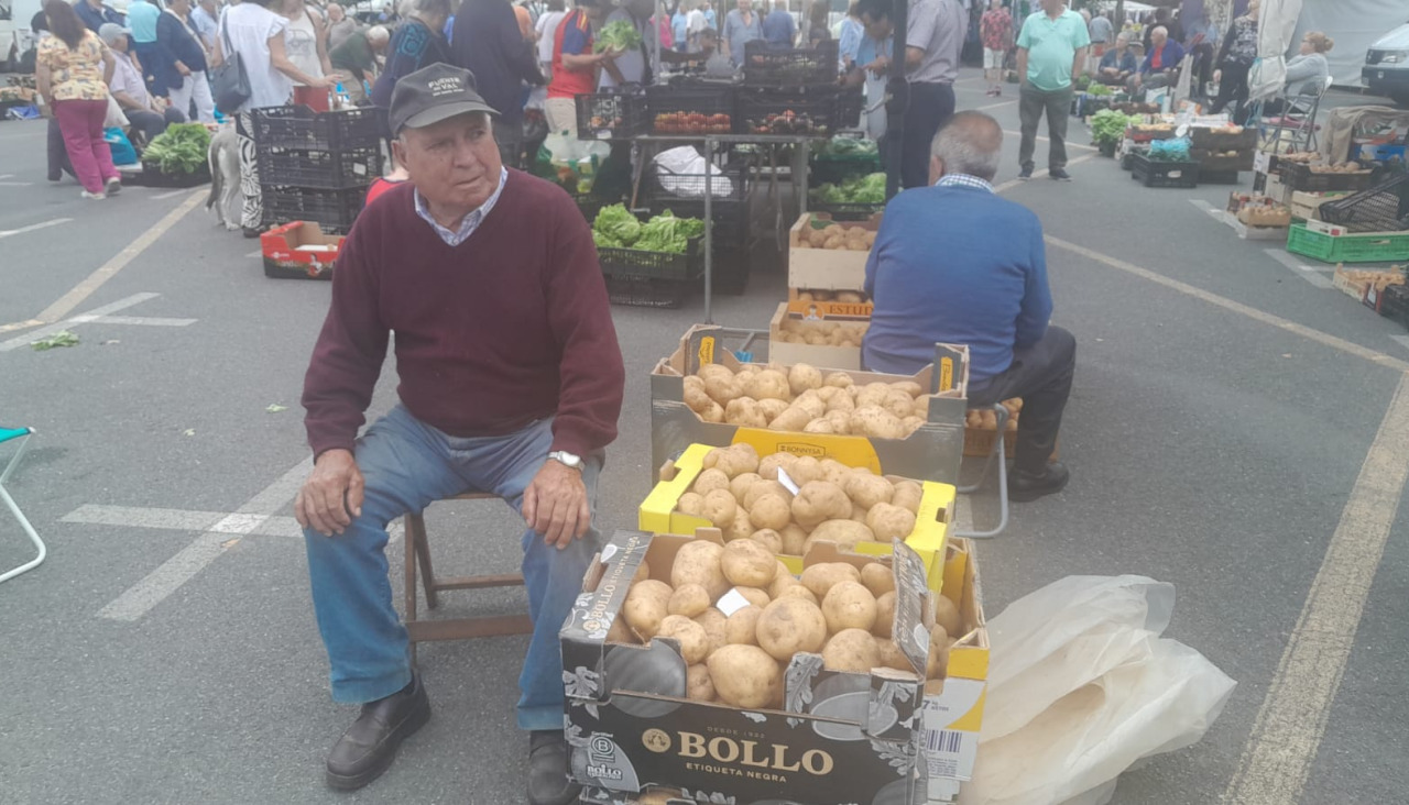 Un puesto de patatas en la feria de este domingo en Paiosaco