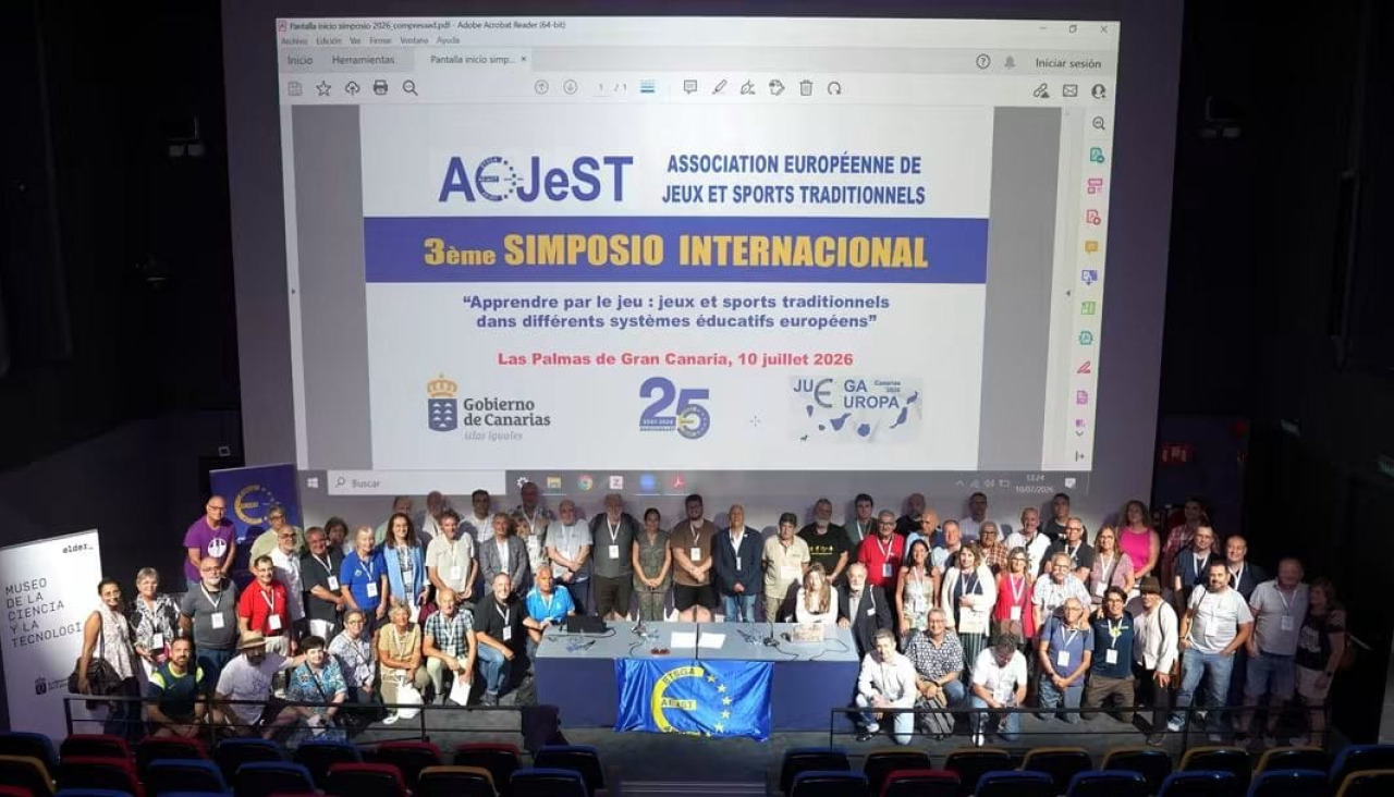 Foto de familia de los asistentes al simposio y a la asamblea