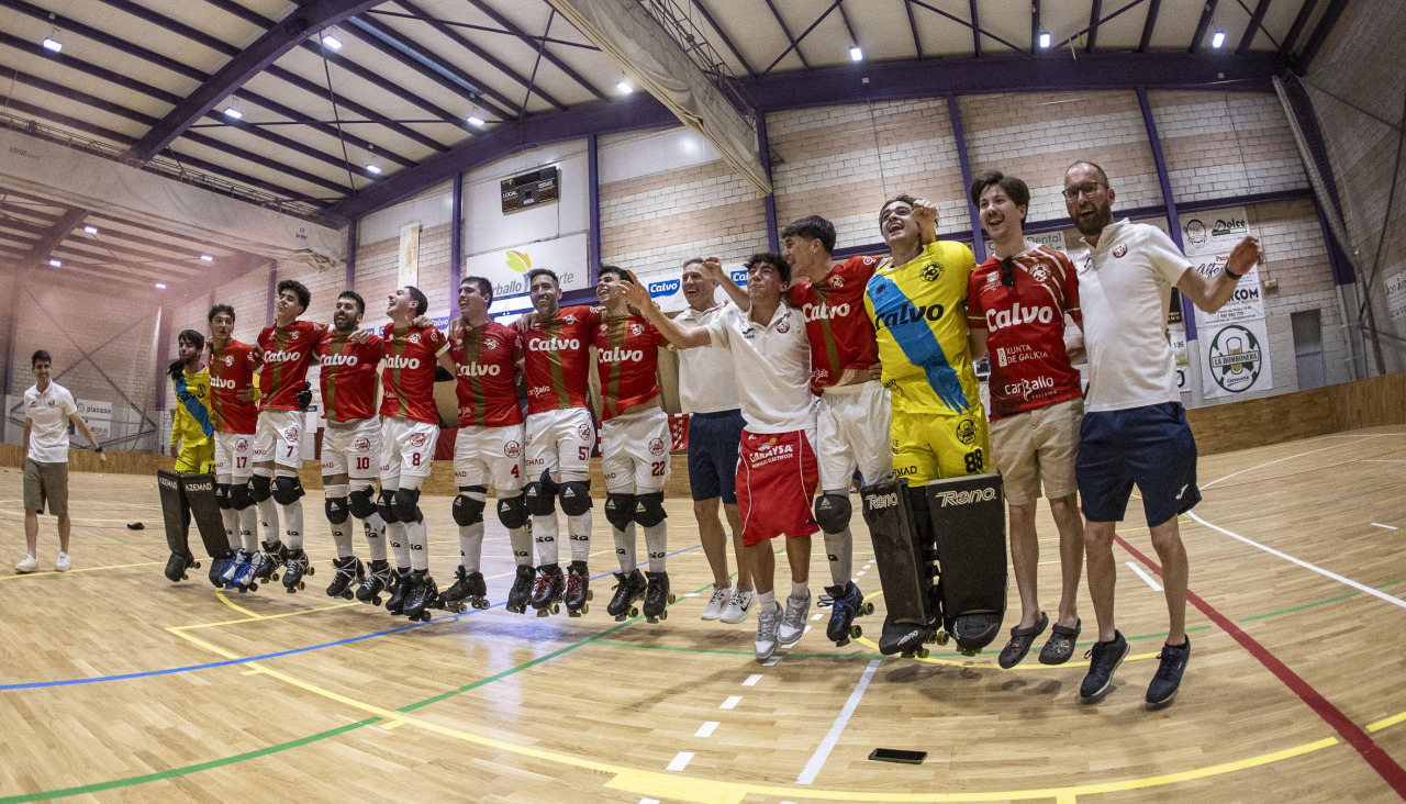 Los jugadores del Lubiáns celebrando el ascenso tras superar al Aluche madrileño