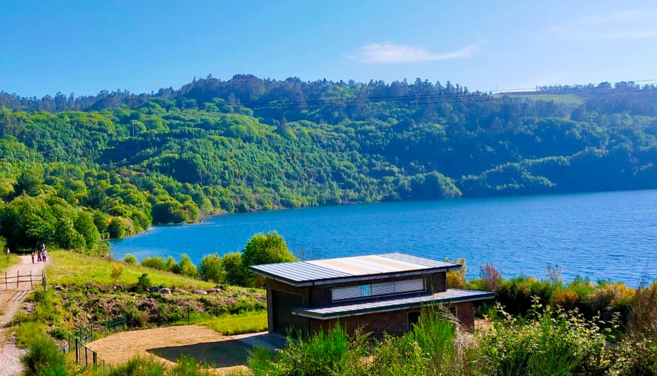 Vista del lago de As Encrobas, en Meirama