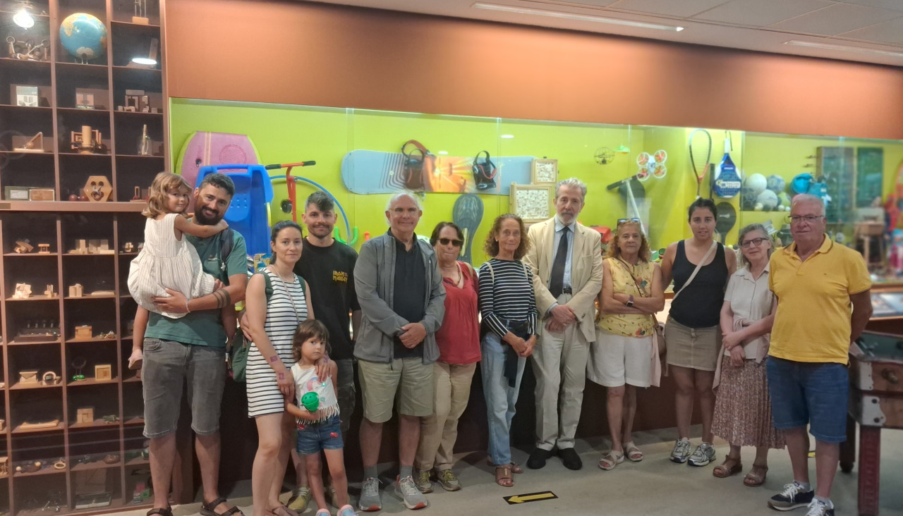 Descendientes del pintor Álvarez de Sotomayor y un grupo de amigos posando en el Melga