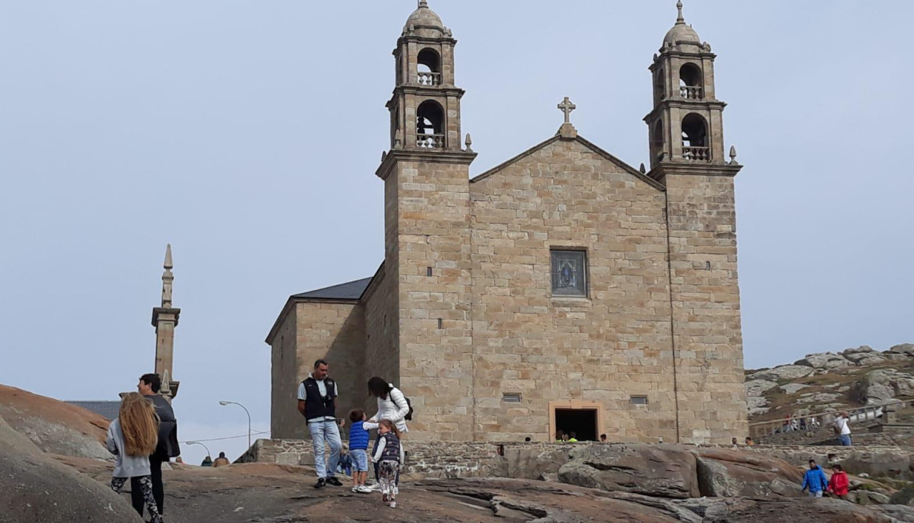 Vista del santuario muxián de la Virxe da Barca