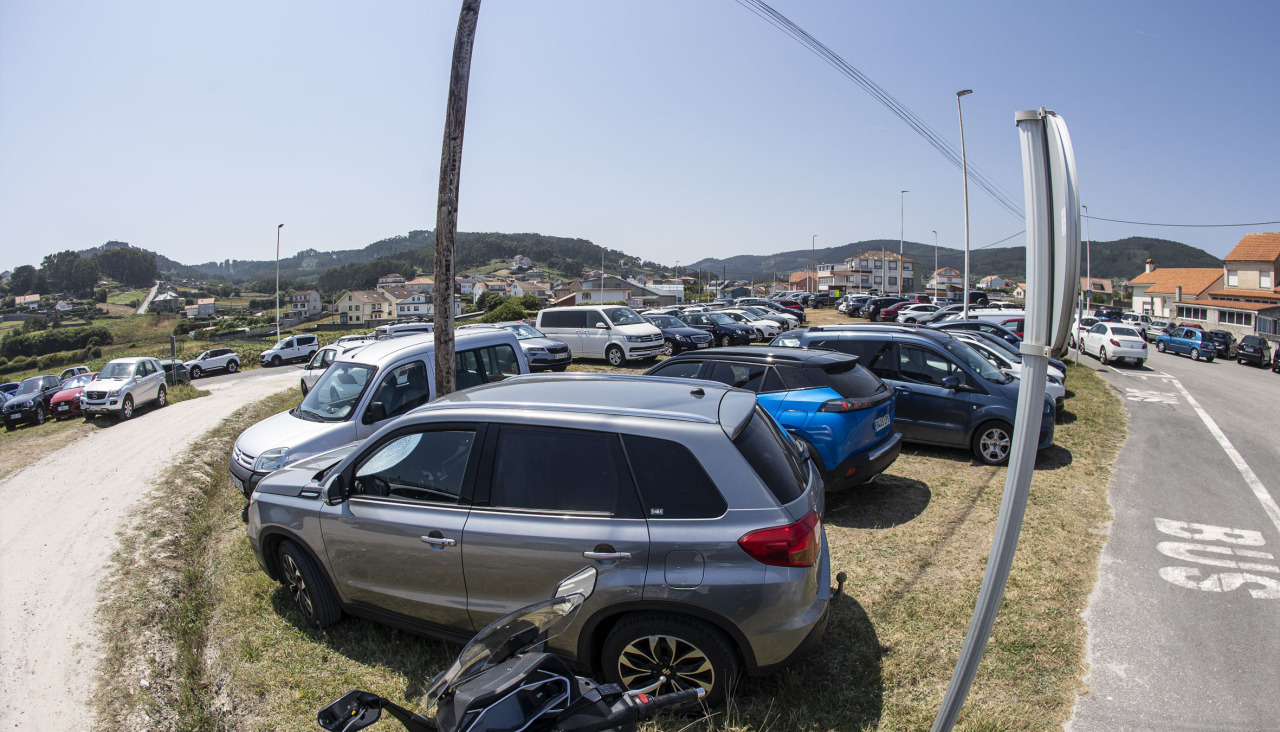 Coches aparcados en la entrada de Arnados