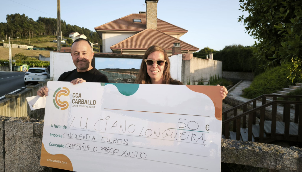El ganador con su cheque de 50 euros