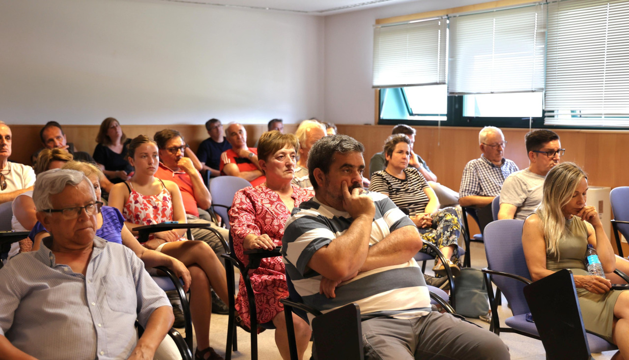 Representantes municipales y vecinos asistentes a la presentación del documento