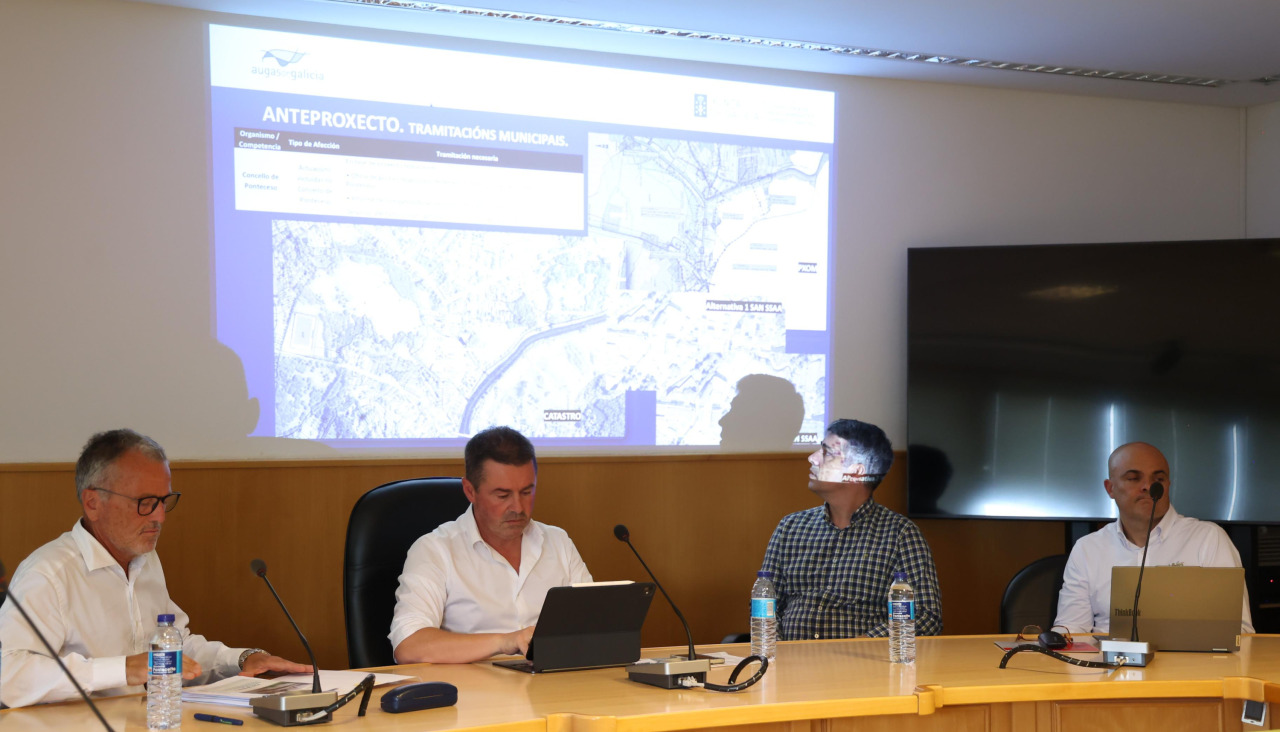 En el centro, el alcalde de Ponteceso, José Manuel Mato, y el director de Augas de Galicia, Roi Fernández