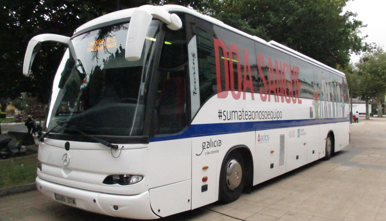 El autobús de ADOS en una de sus estancias en la Praza do Concello
