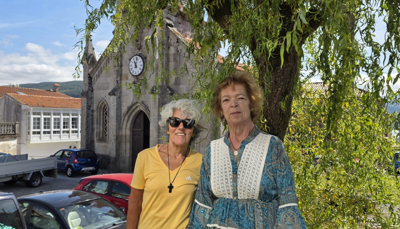 Los vecinas de Corcubión Amelia y Susi, que se encargarán de recaudar donativos para las fiestas de las Mercedes