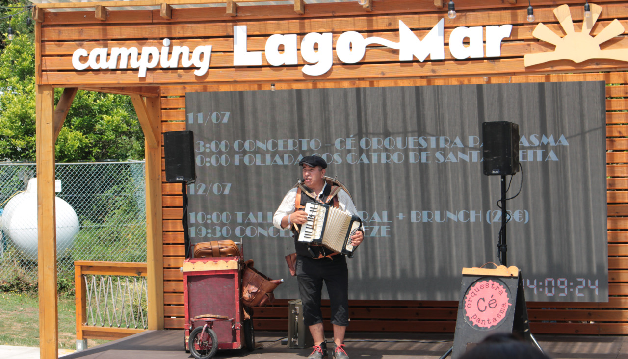 Unha actuación musical no cámping Lago-Mar