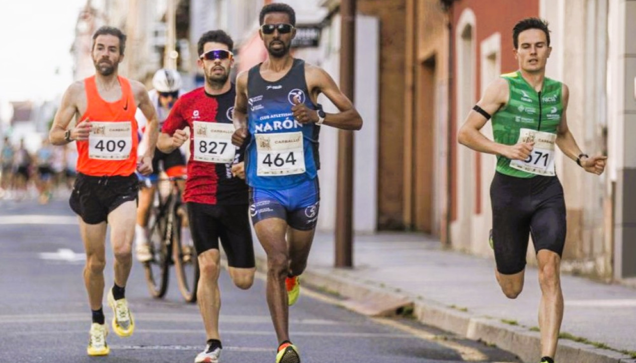 Nuno Moure (d.) en la 10K de Carballo