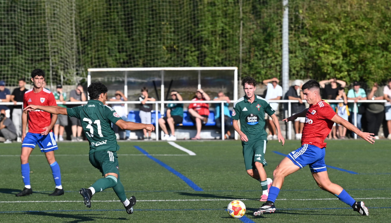Una acción del partido que este miércoles disputaron en O Pote el Racing de Ferrol y el Bergantiños